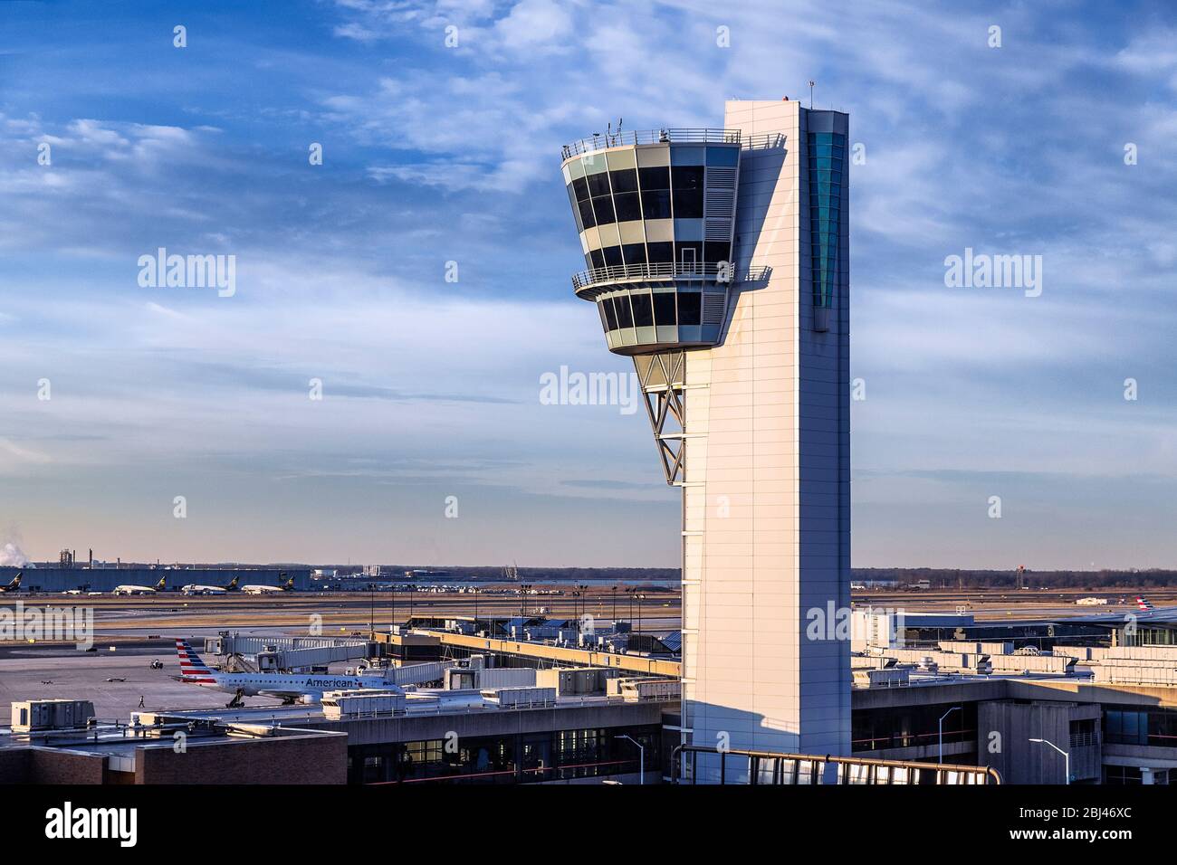 Torre de control de tráfico aéreo en el Aeropuerto Internacional de Filadelfia. Foto de stock