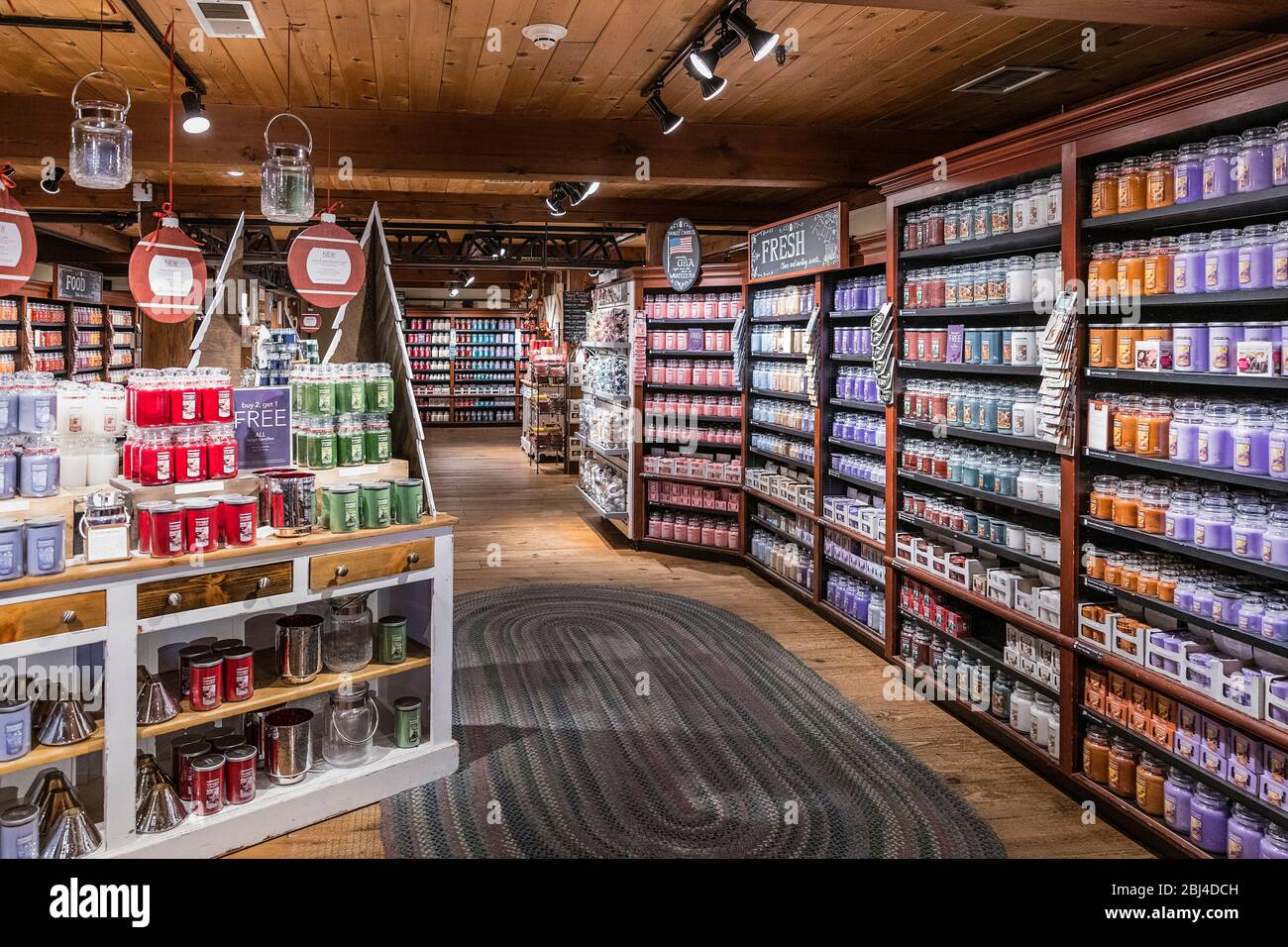 Pantalla grande de velas en la tienda insignia de Yankee Candle, South  Deerfield, Massachusetts, Estados Unidos Fotografía de stock - Alamy