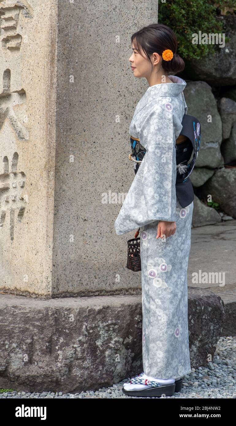 Una mujer japonesa que lleva kimono tradicional visitando el sitio de la  gran estatua de buda en Kamakura, Japón Fotografía de stock - Alamy