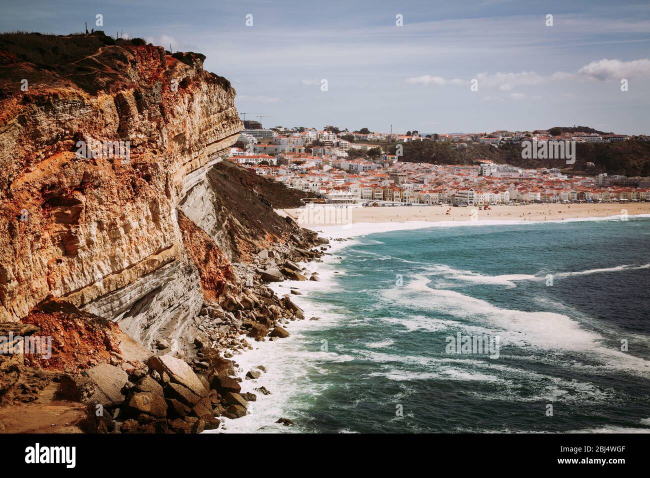 Nazare, Portugal: Acantilado sobre el Océano Atlántico con la ciudad de Nazare en el fondo, Portugal Foto de stock