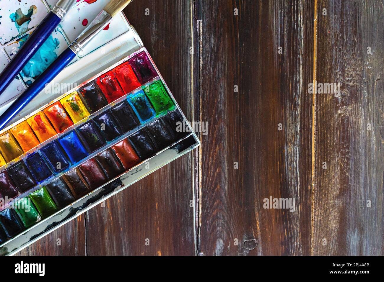 Juego de pinturas acuarela y pinceles para pintar primer plano sobre mesa  de madera. Copiar espacio plano Fotografía de stock - Alamy