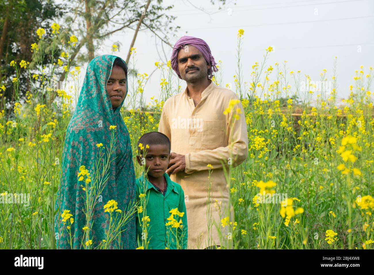 Retrato de familia rural indio sonriente Foto de stock