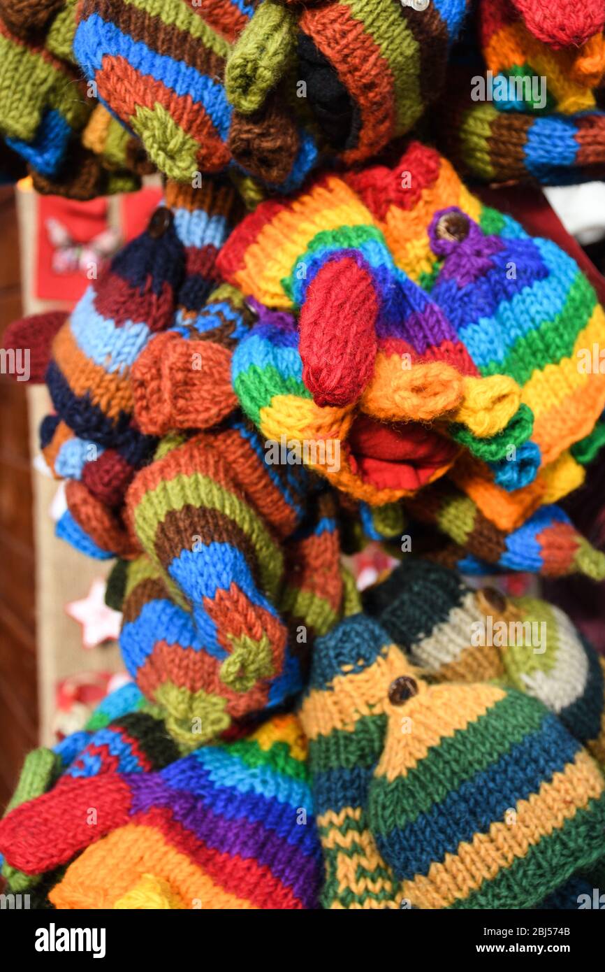 Guantes de punto de varios colores para la venta durante el mercado de  Navidad. Artesanía de lana para la protección en la temporada de invierno.  Ropa de alegría feliz para los niños