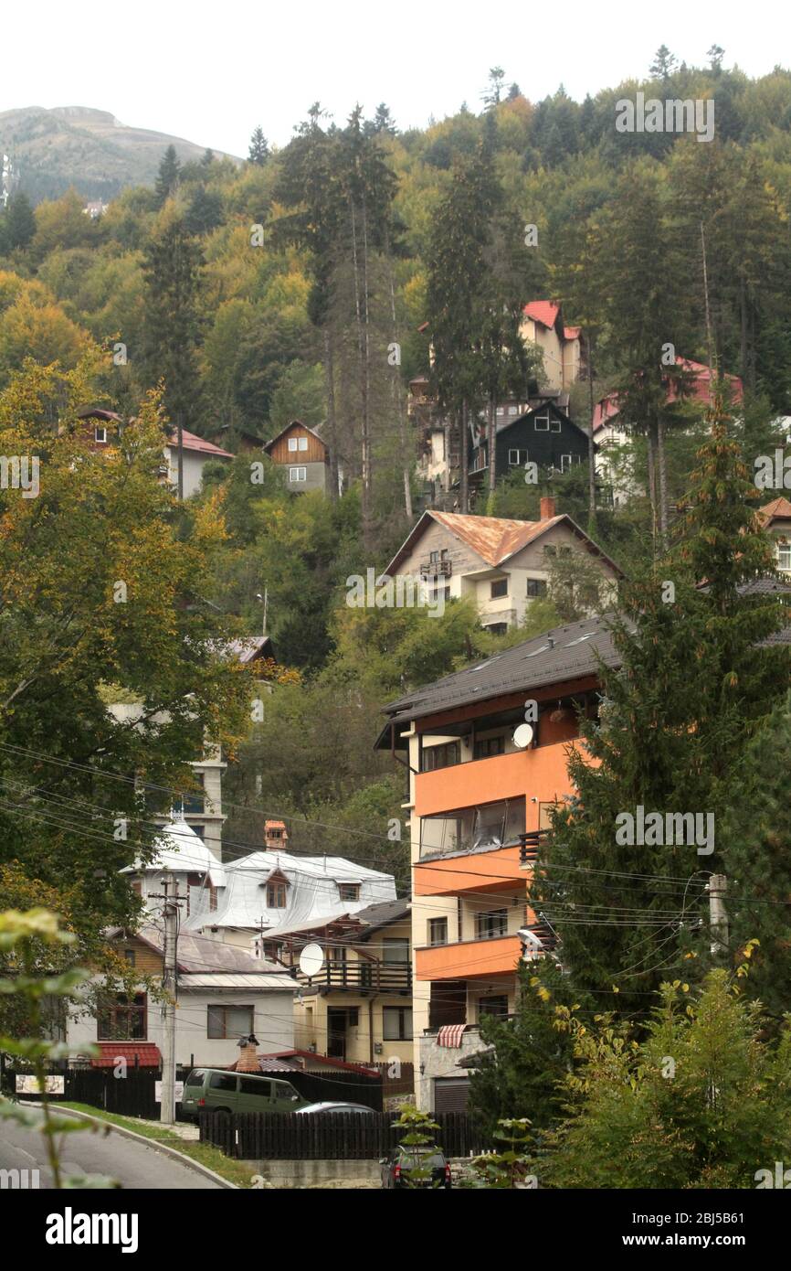 Casas en una ladera de montaña en Sinaia, Rumanía Foto de stock