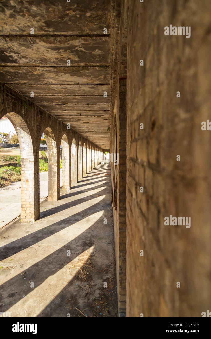 Un largo corredor de edificio histórico con una perspectiva de un solo punto Foto de stock