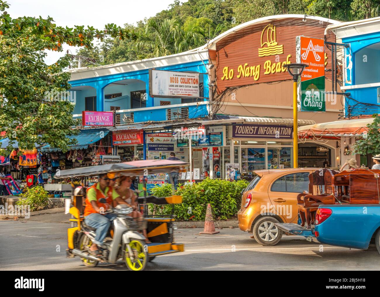 Calle comercial en el desfile de playa de Ao Nang Beach, Krabi, Tailandia Foto de stock