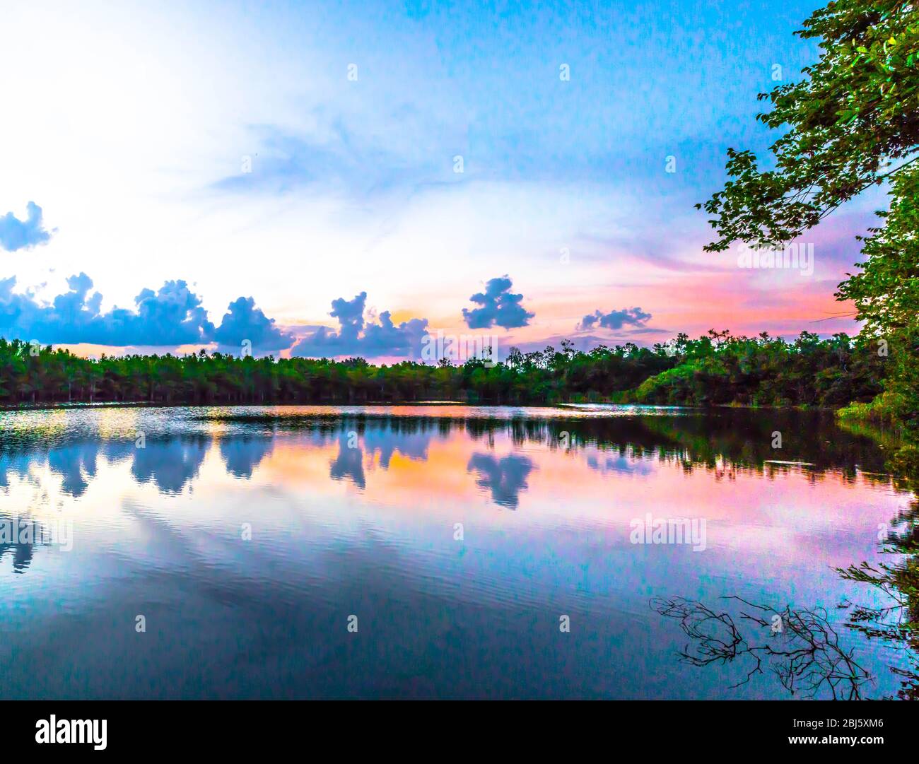 Hermosa puesta de sol con reflexión del lago en Florida Foto de stock