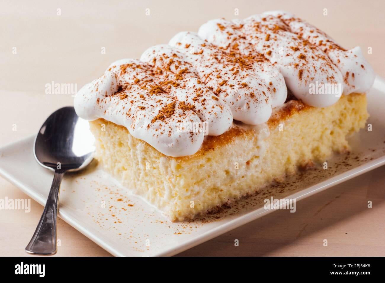 El pastel de tres leches, postre típico latinoamericano, está hecho de leche  condensada, leche evaporada y crema de leche Fotografía de stock - Alamy