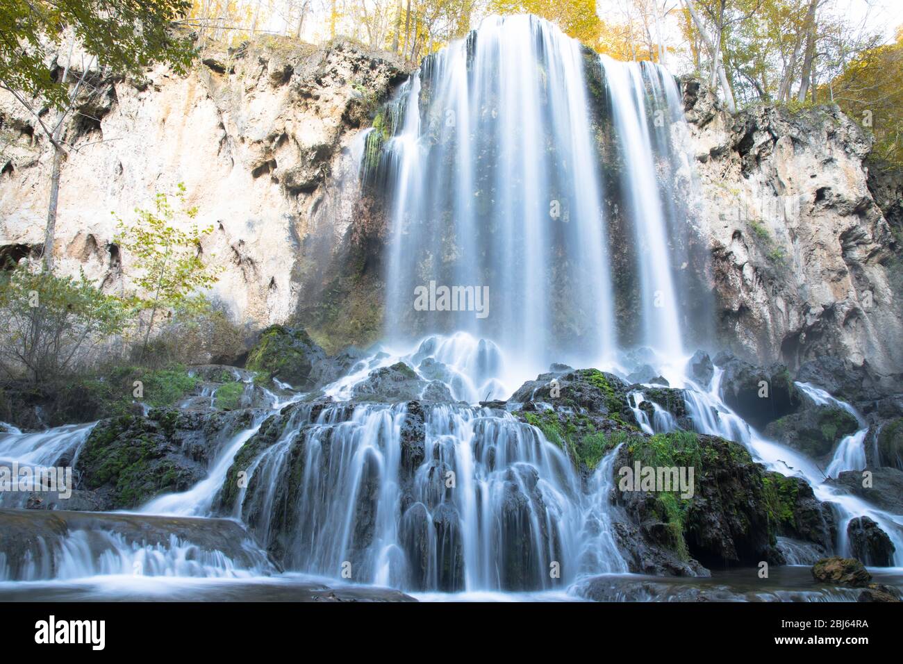 Hermosas cascadas en las montañas durante el otoño Foto de stock