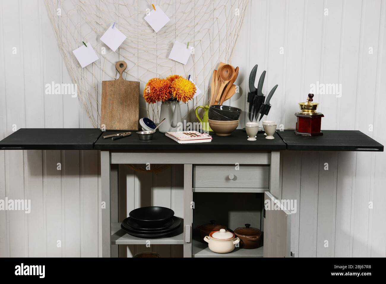 Utensilios de cocina en la mesa de la habitación Fotografía de stock - Alamy