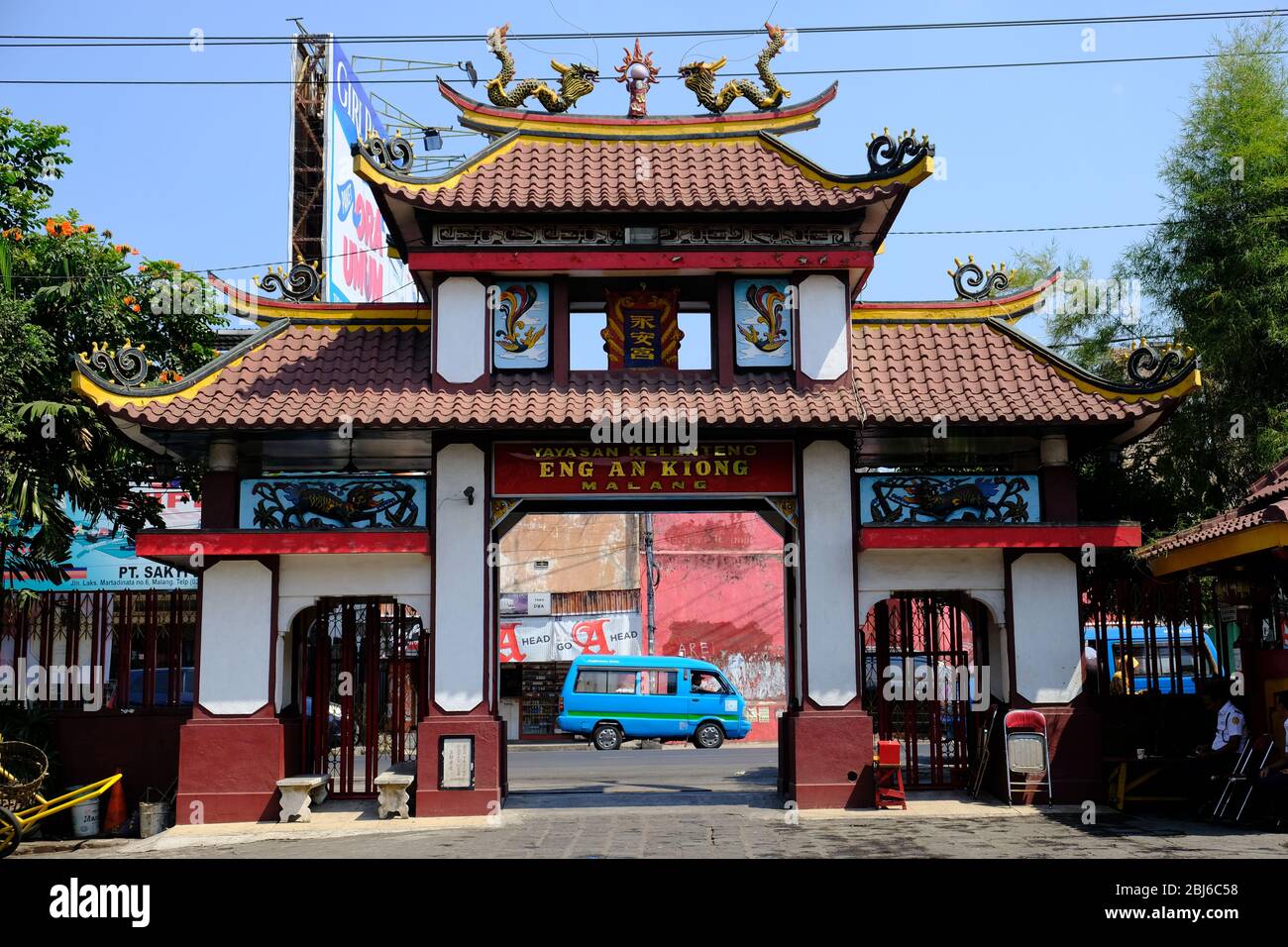 Malang Indonesia - Eng An Kiong Templo puerta Foto de stock