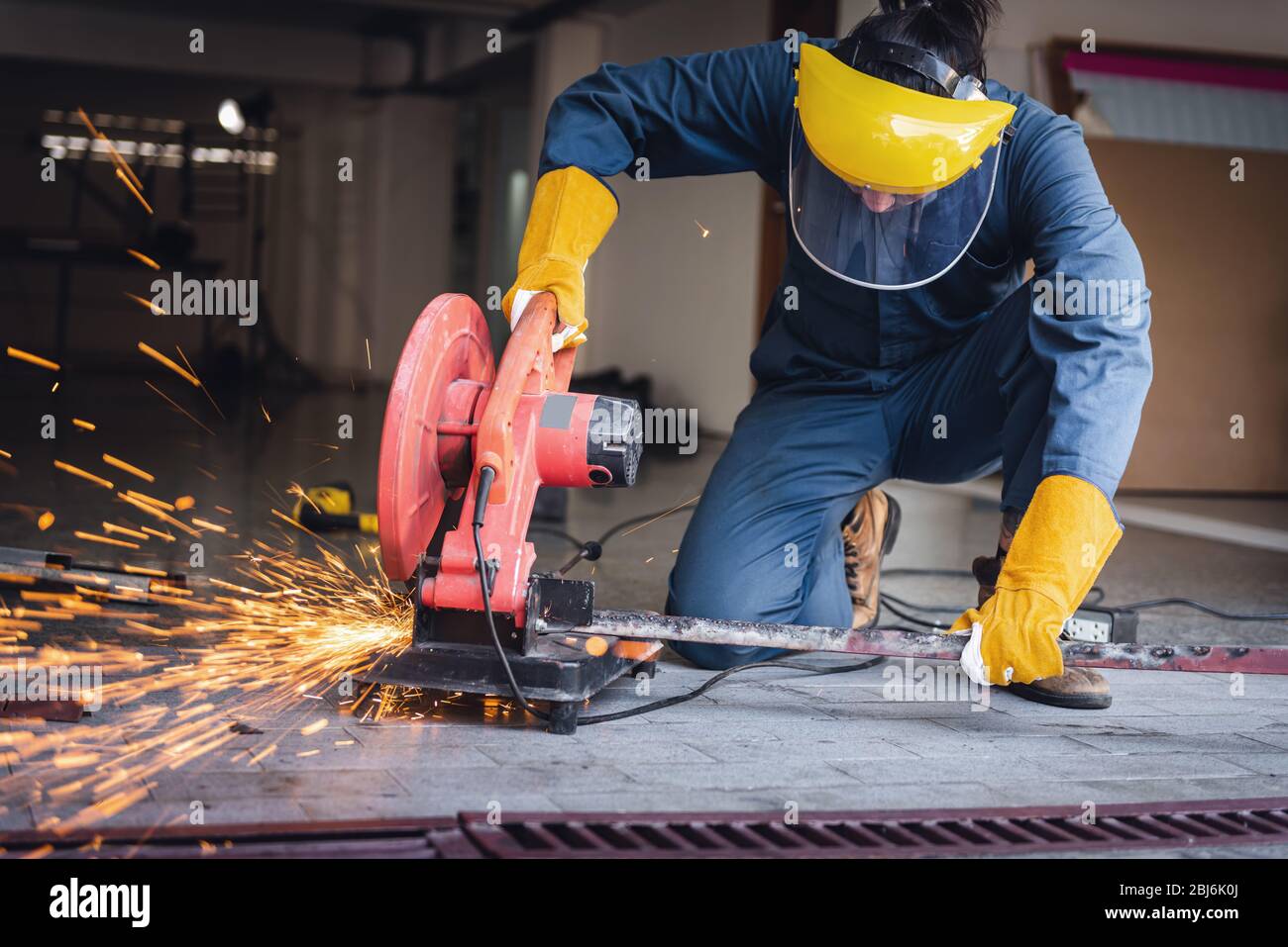 La soldadura artesanal es el corte de trabajos de acero, el hombre de la  soldadora en equipos de protección de seguridad haciendo trabajos de  metales en el sitio de construcción. Habilidad de