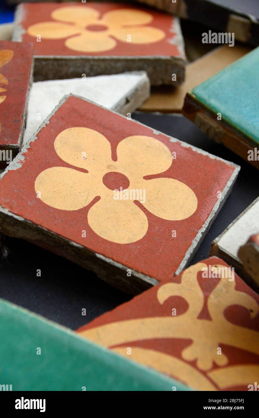 Variedad de tipos y tamaños de baldosas de cerámica de suelo victoriano Foto de stock