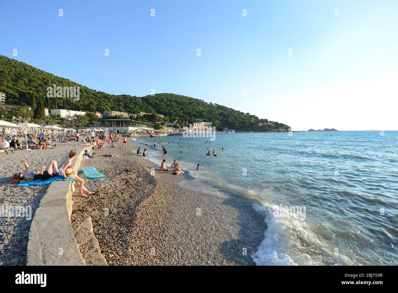La playa de la bahía Lapad en Dubrovnik, Croacia. Foto de stock