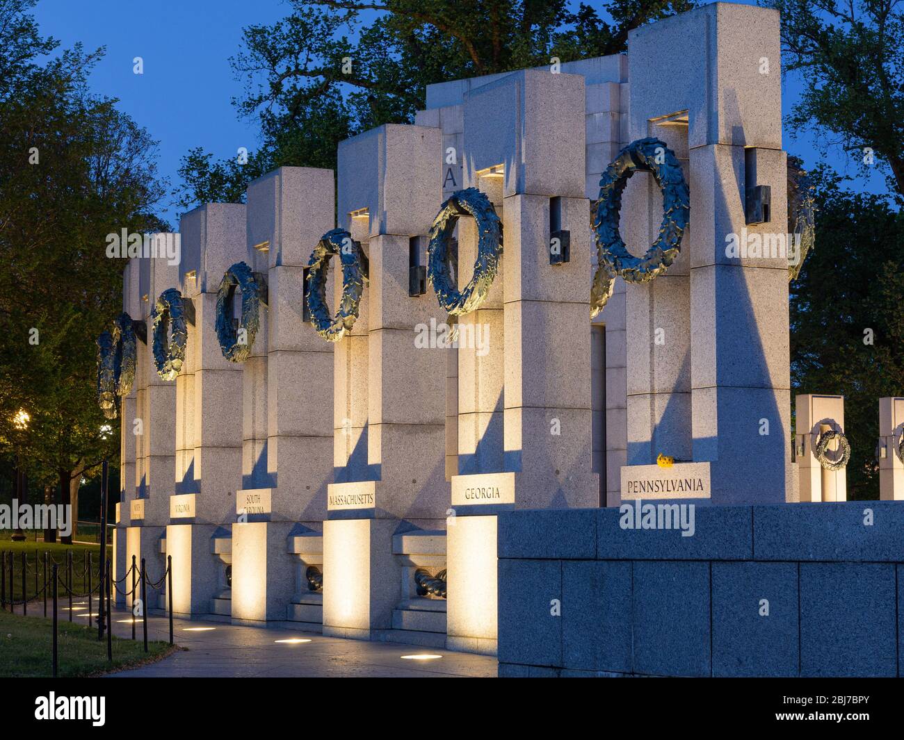 El monumento a la Segunda Guerra Mundial por la noche. Foto de stock