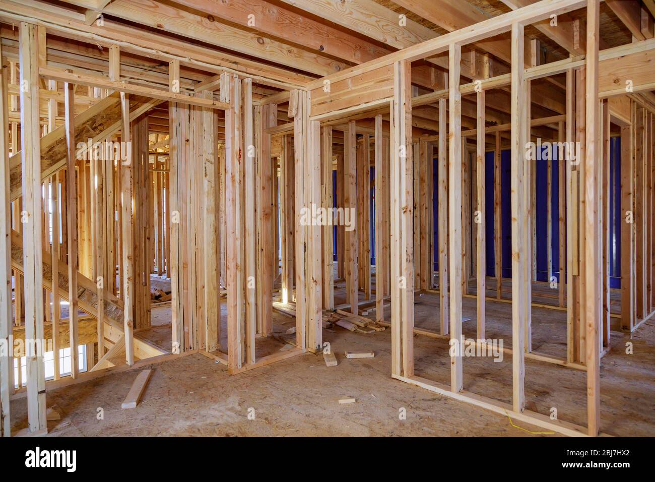 Casa de vigas de madera construcción casa marco interior residencial casa Foto de stock