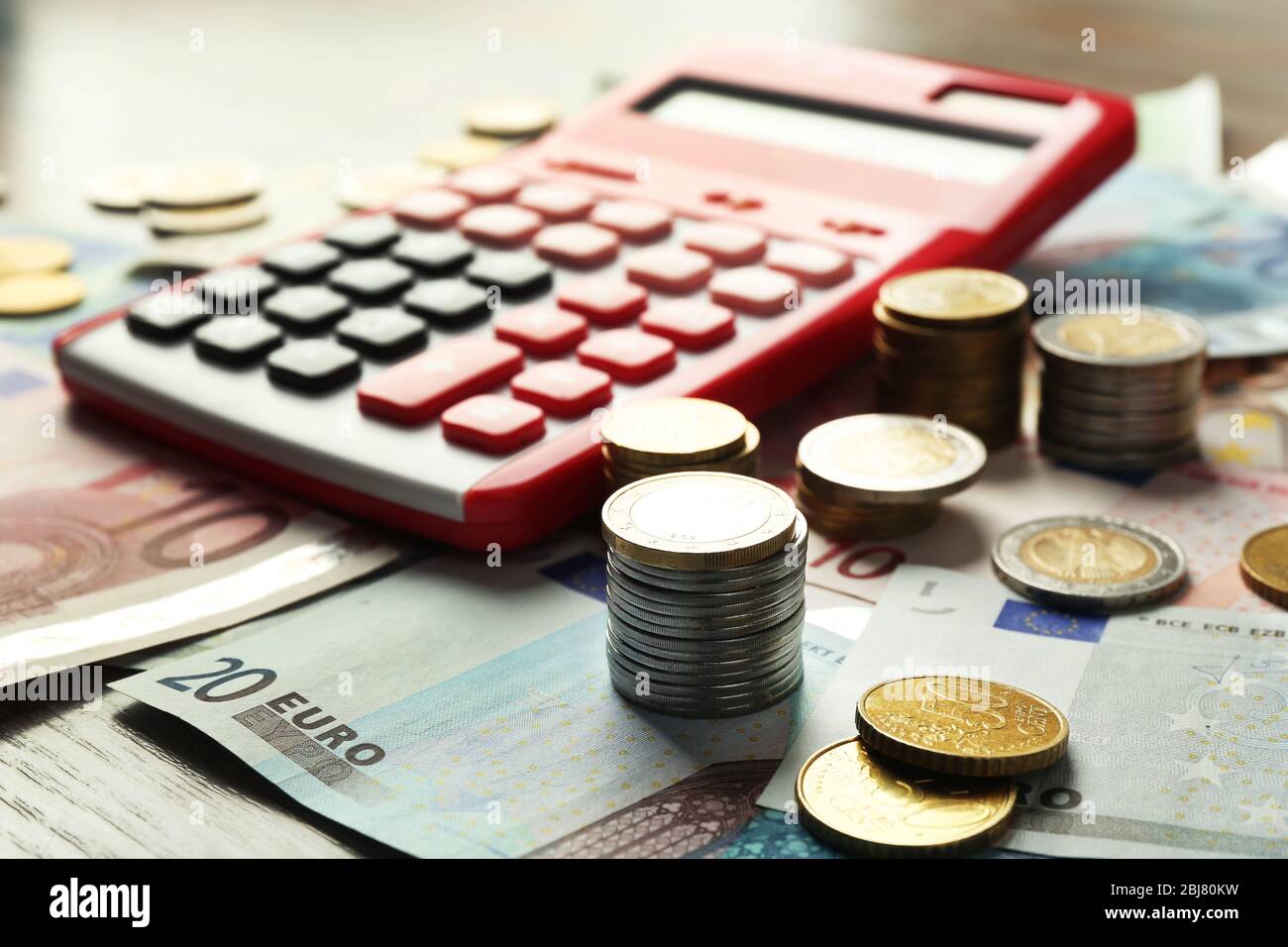 Concepto de dinero. Calculadora roja con billetes y monedas, de cerca  Fotografía de stock - Alamy