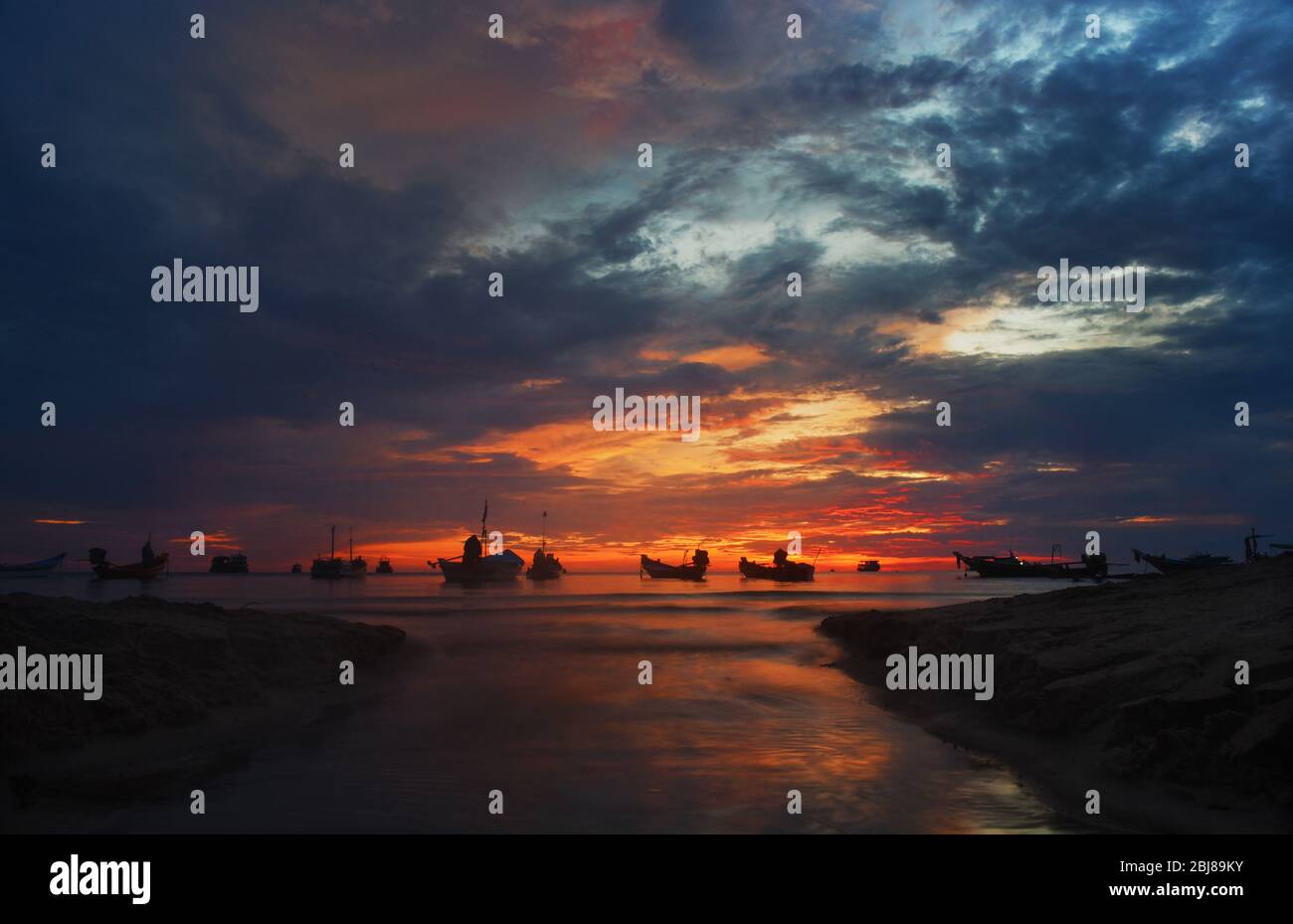 Puesta de sol en la playa Saaree, Koh Tao, Tailandia durante el encierro Foto de stock