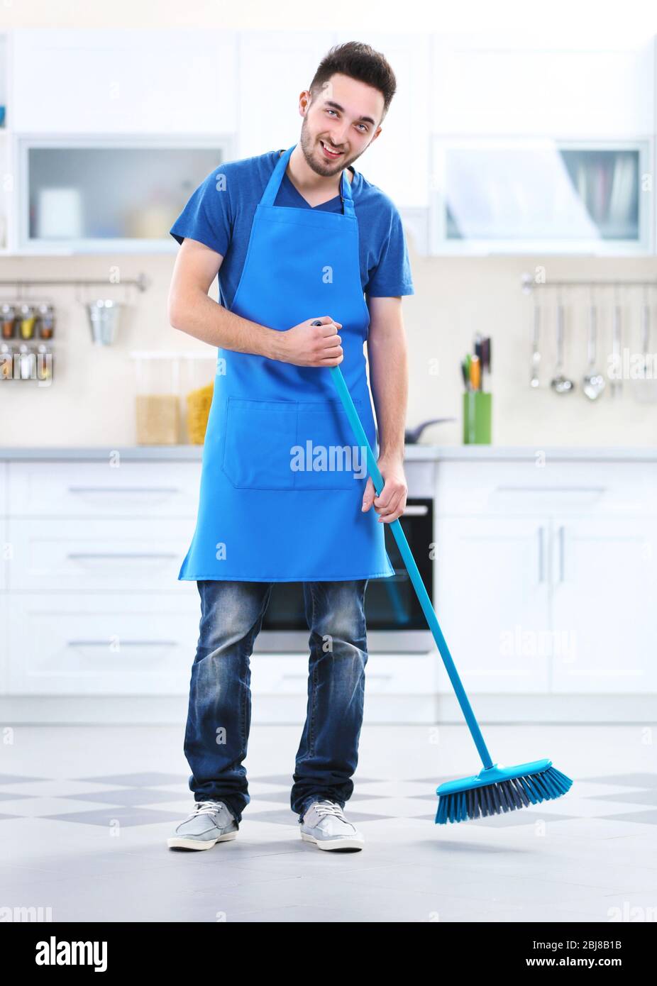 Hombre barriendo piso fotografías e imágenes de alta resolución Alamy