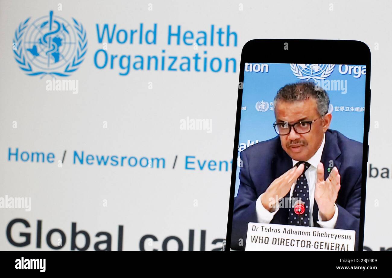 En esta ilustración de la foto, el Director General de la Organización Mundial de la Salud, Tedros Adhanom Ghebreyesus, vio hablar en una pantalla de un teléfono móvil.el número de casos confirmados por el coronavirus COVID-19 en los Estados Unidos superó un millón y superó tres millones en el mundo, Según el panel de control del COVID-19 del Centro de Ciencias de sistemas e Ingeniería (CSSE) de la Universidad Johns Hopkins (JHU). La Organización Mundial de la Salud declaró el coronavirus una pandemia mundial el 11 de marzo de 2020. Foto de stock