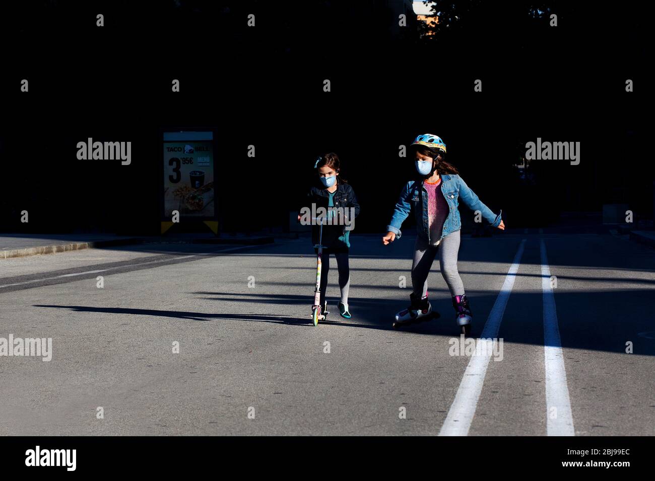 Dos jóvenes patinando frente a la Sagrada Familia como Lockdown facilita. Foto de stock