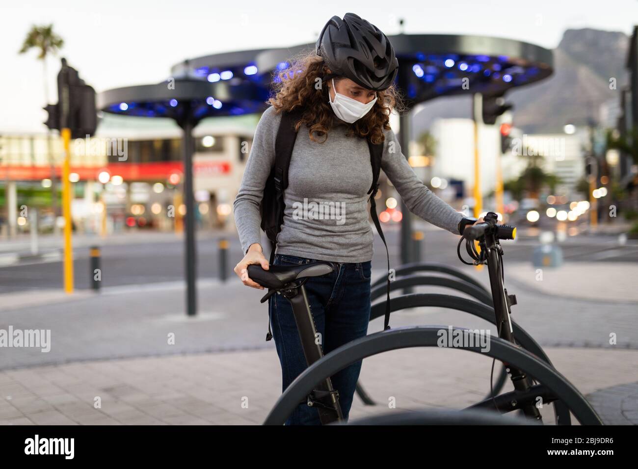 Mujer que llevaba un casco de bicicleta fotografías e imágenes de alta  resolución - Alamy