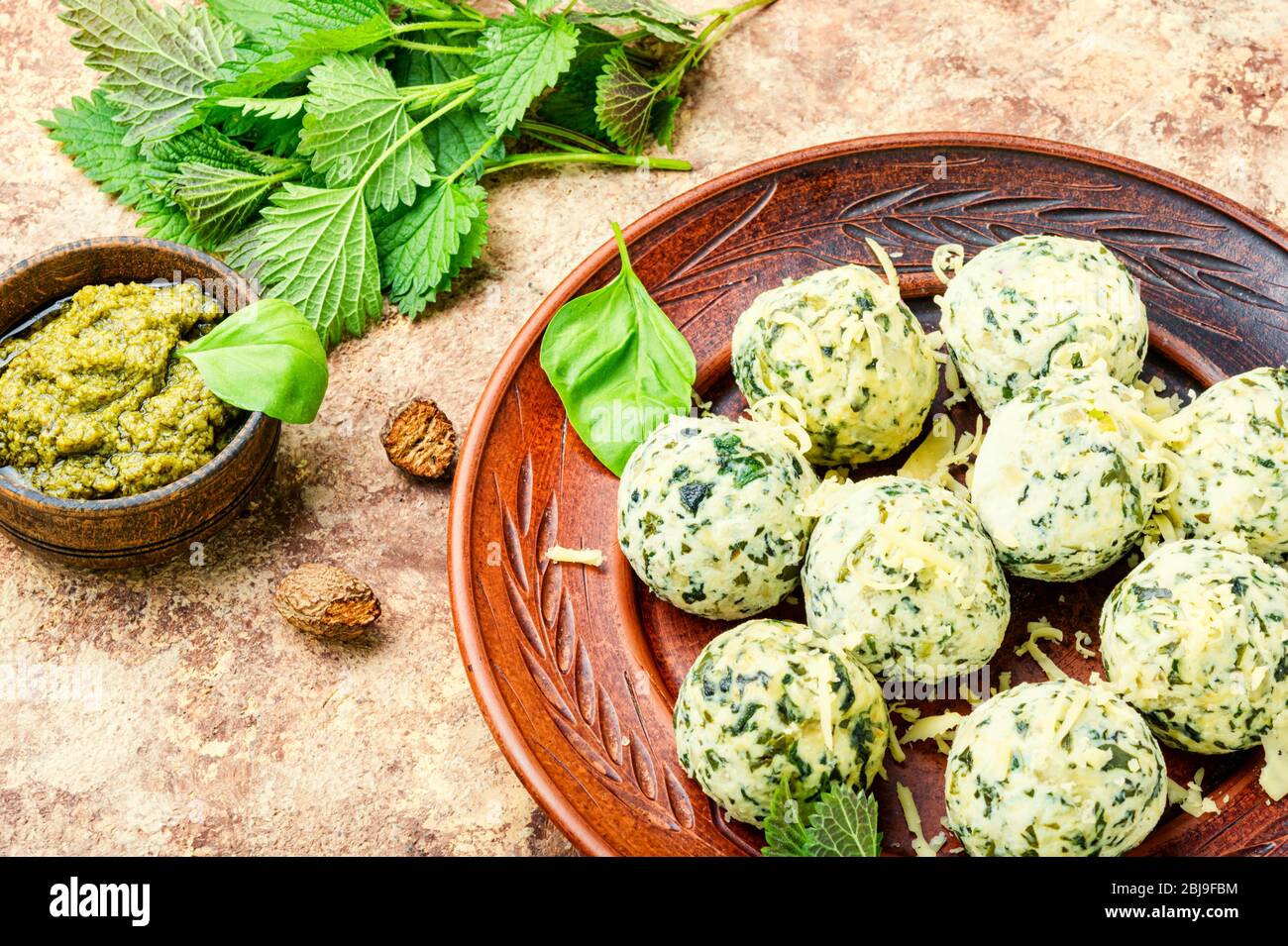 Buñuelos de cuajada o malfatti con nettes, comida italiana tradicional Foto de stock