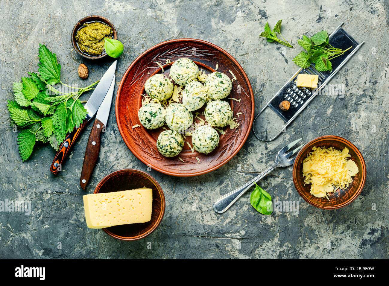 Buñuelos de cuajada o malfatti con nettes, comida italiana tradicional Foto de stock