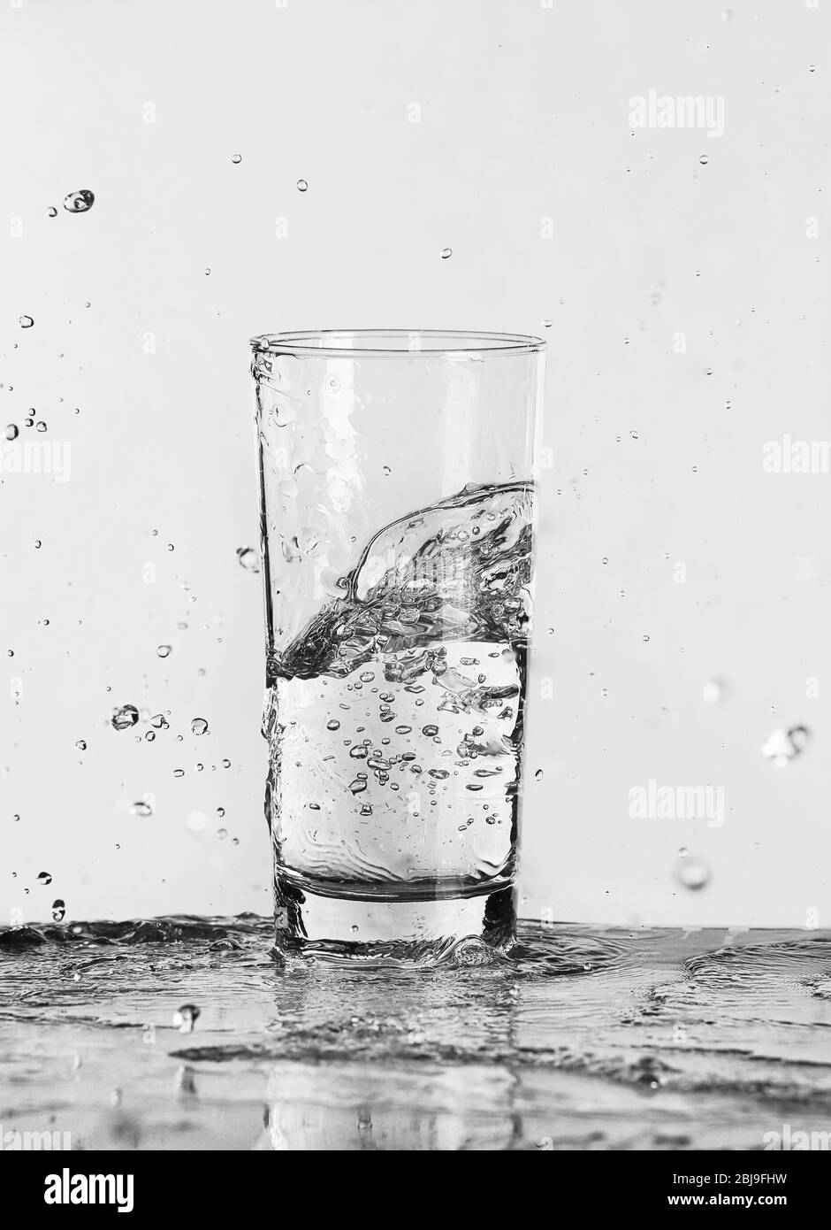 Vaso de agua lleno sobre fondo claro Foto de stock