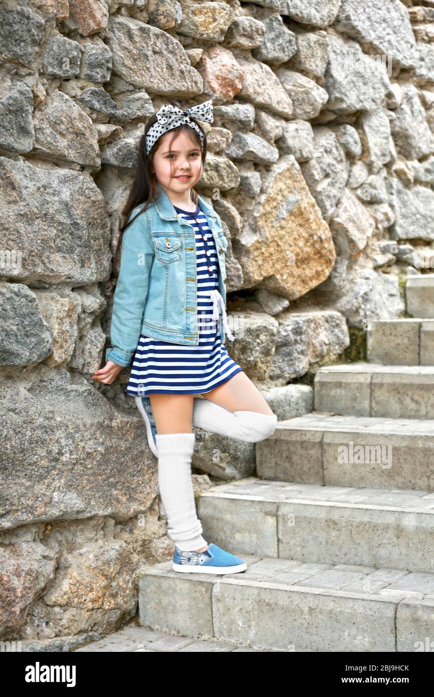 escapar herir Excavación Niña pequeña con ropa elegante al aire libre. Concepto de moda infantil  Fotografía de stock - Alamy