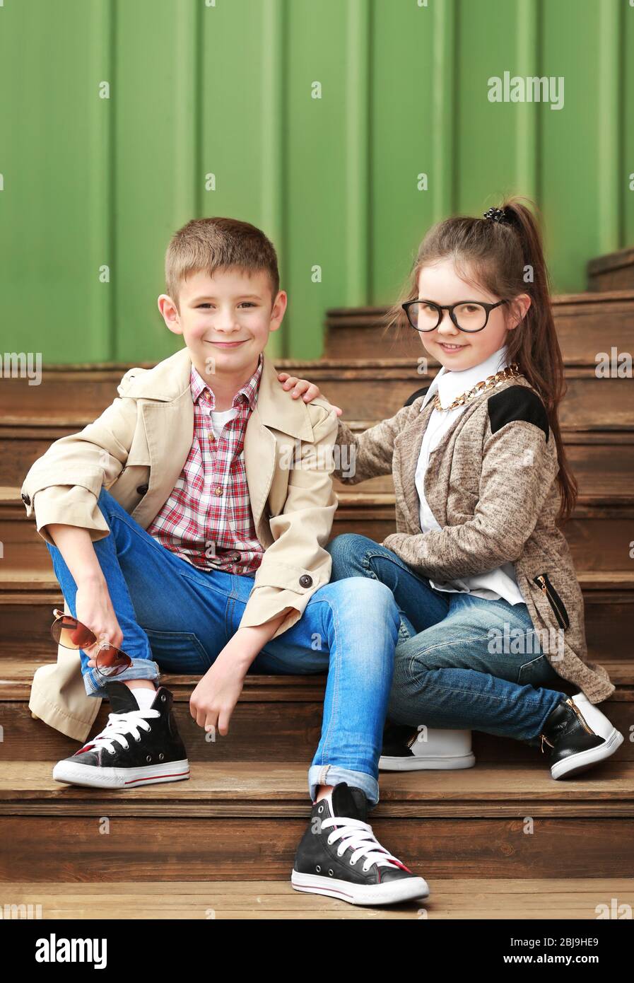 Niños pequeños con ropa elegante al aire libre. Concepto de moda infantil  Fotografía de stock - Alamy