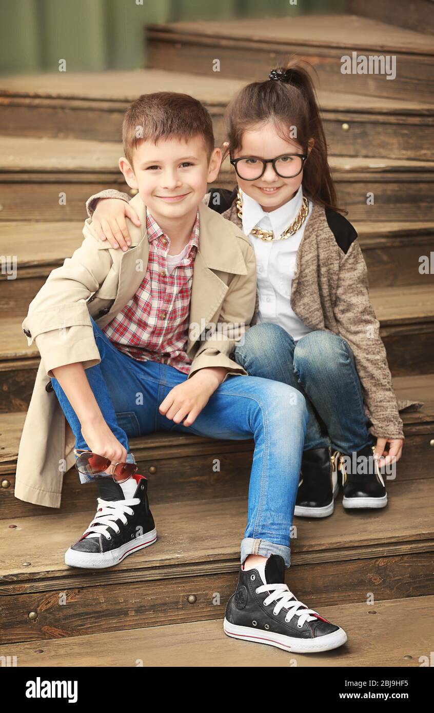 Sucio inyectar De este modo Niños pequeños con ropa elegante al aire libre. Concepto de moda infantil  Fotografía de stock - Alamy