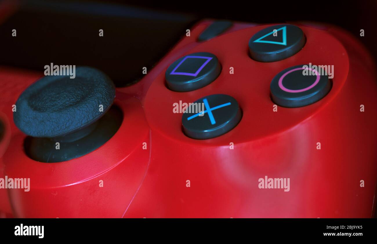 Foto de un mando de video juego inalámbrico rojo Foto de stock