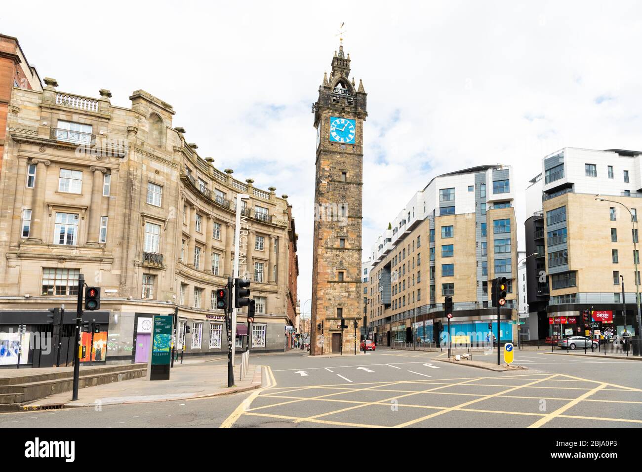 Glasgow Cross en la ciudad Merchant - calles vacías durante el cierre del coronavirus (foto tomada a las 11:46 en un día de la semana), Glasgow, Escocia, Reino Unido Foto de stock