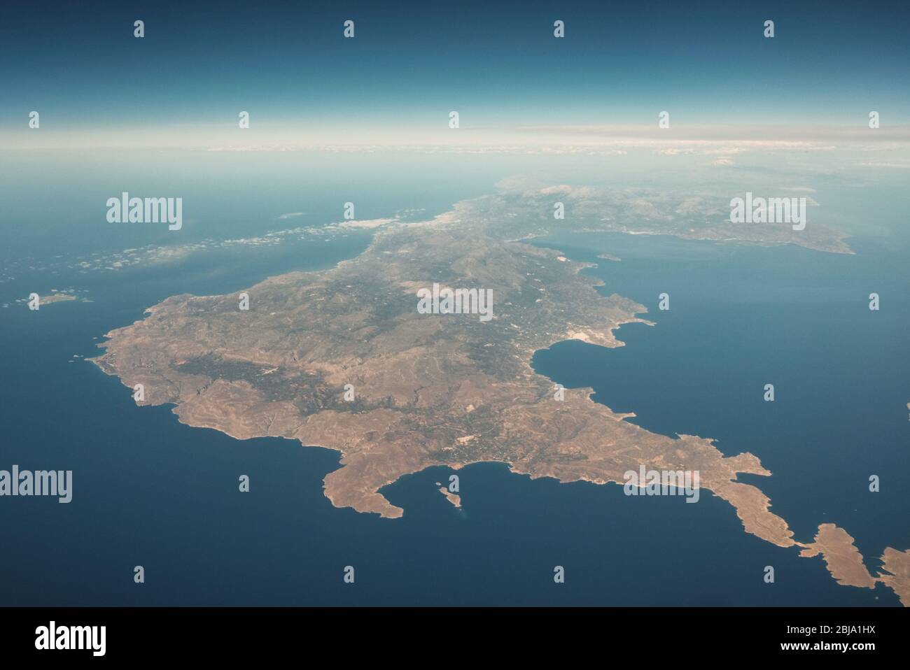 Vista aérea de Creta, la mayor de las islas griegas y una de las islas más grandes del Mar Mediterráneo Foto de stock