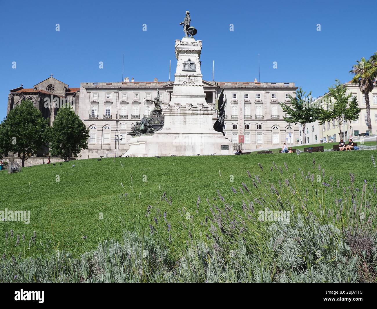 Palacio de la Bolsa y monumento en la plaza Infante D. Henrique en el  distrito histórico de la ciudad europea DE OPORTO, Portugal Fotografía de  stock - Alamy