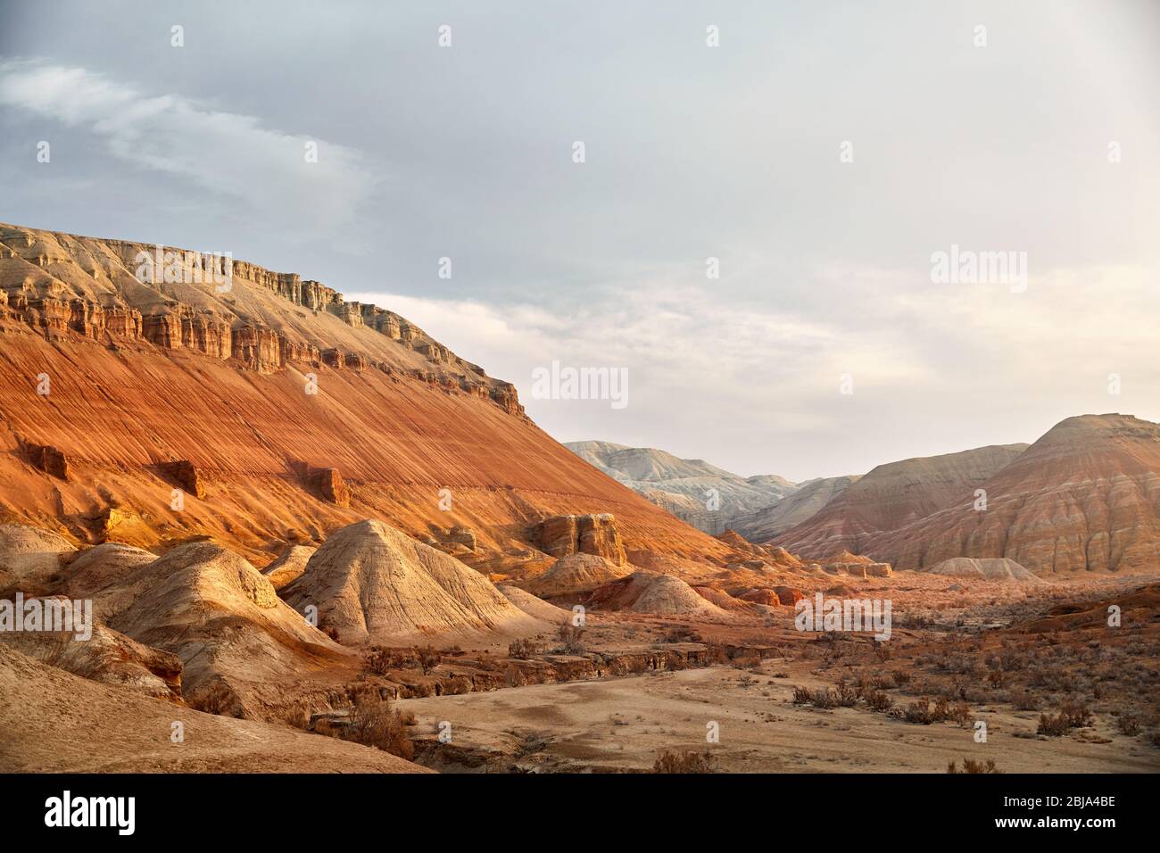 Paisaje épico del Cañón y las montañas con capas en el hermoso parque del desierto Foto de stock