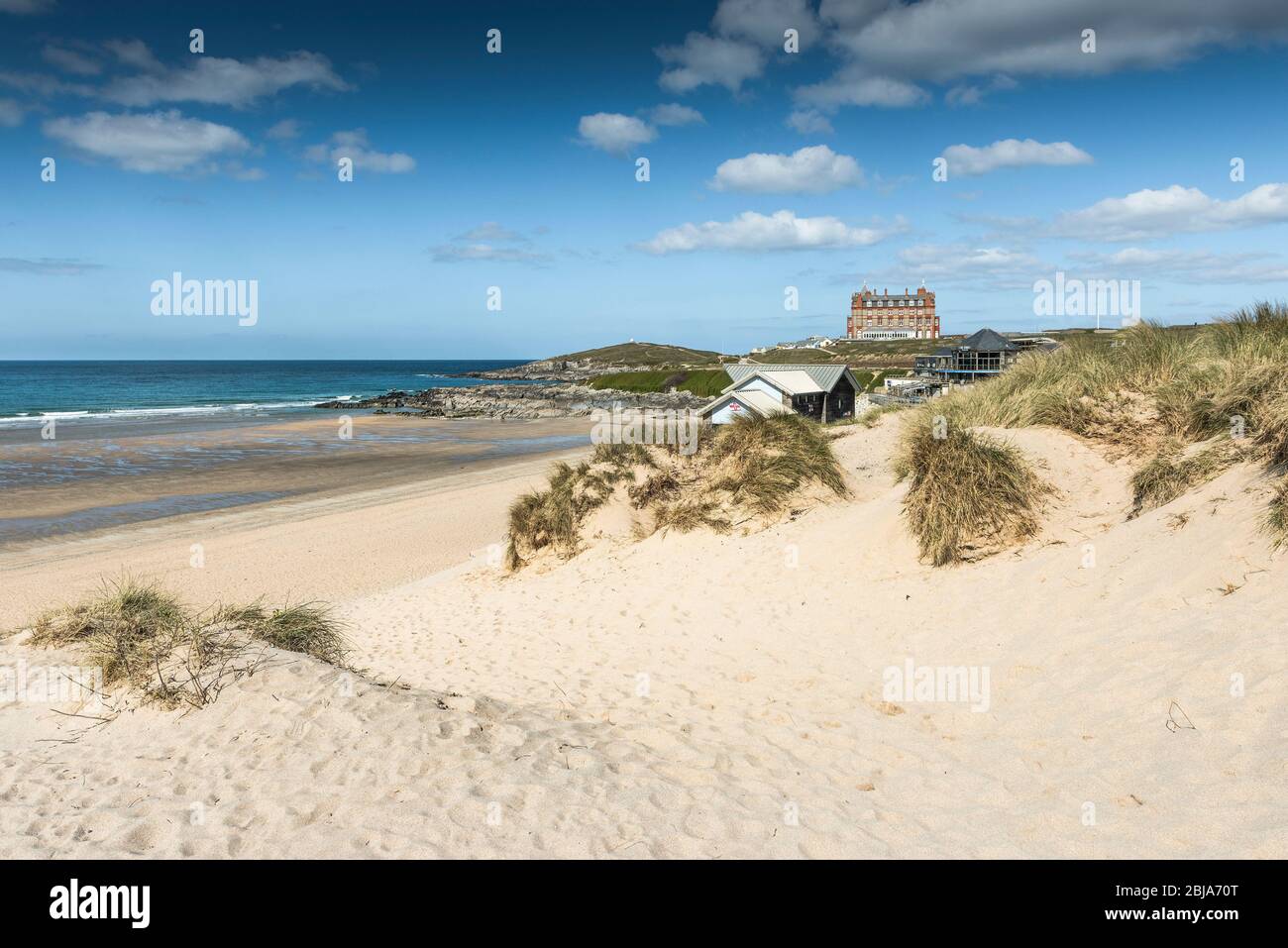 Debido al Coronavirus Covid-19 bloqueo de una playa Fistral normalmente ocupada está totalmente desierta en Newquay en Cornwall. Foto de stock