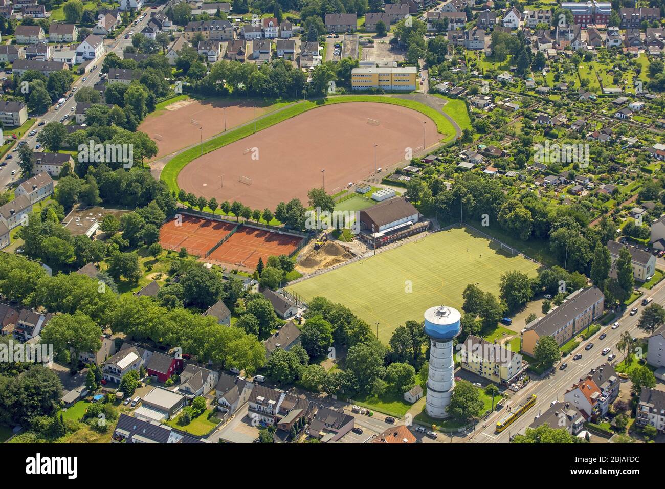 Campo de deportes y campo de fútbol del DJK Adler Union Essen-Frintrop e. V. en Essen, 23.06.2016, vista aérea, Alemania, Renania del Norte-Westfalia, Área de Ruhr, Essen Foto de stock