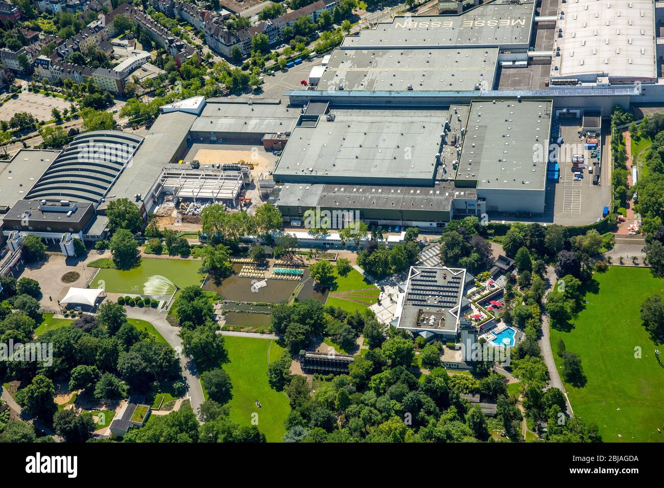 Salas de exposiciones de Messe Essen, en primer plano es el parque Gruga, Gruga thermae, 23.06.2016, vista aérea, Alemania, Renania del Norte-Westfalia, Ruhr Area, Essen Foto de stock