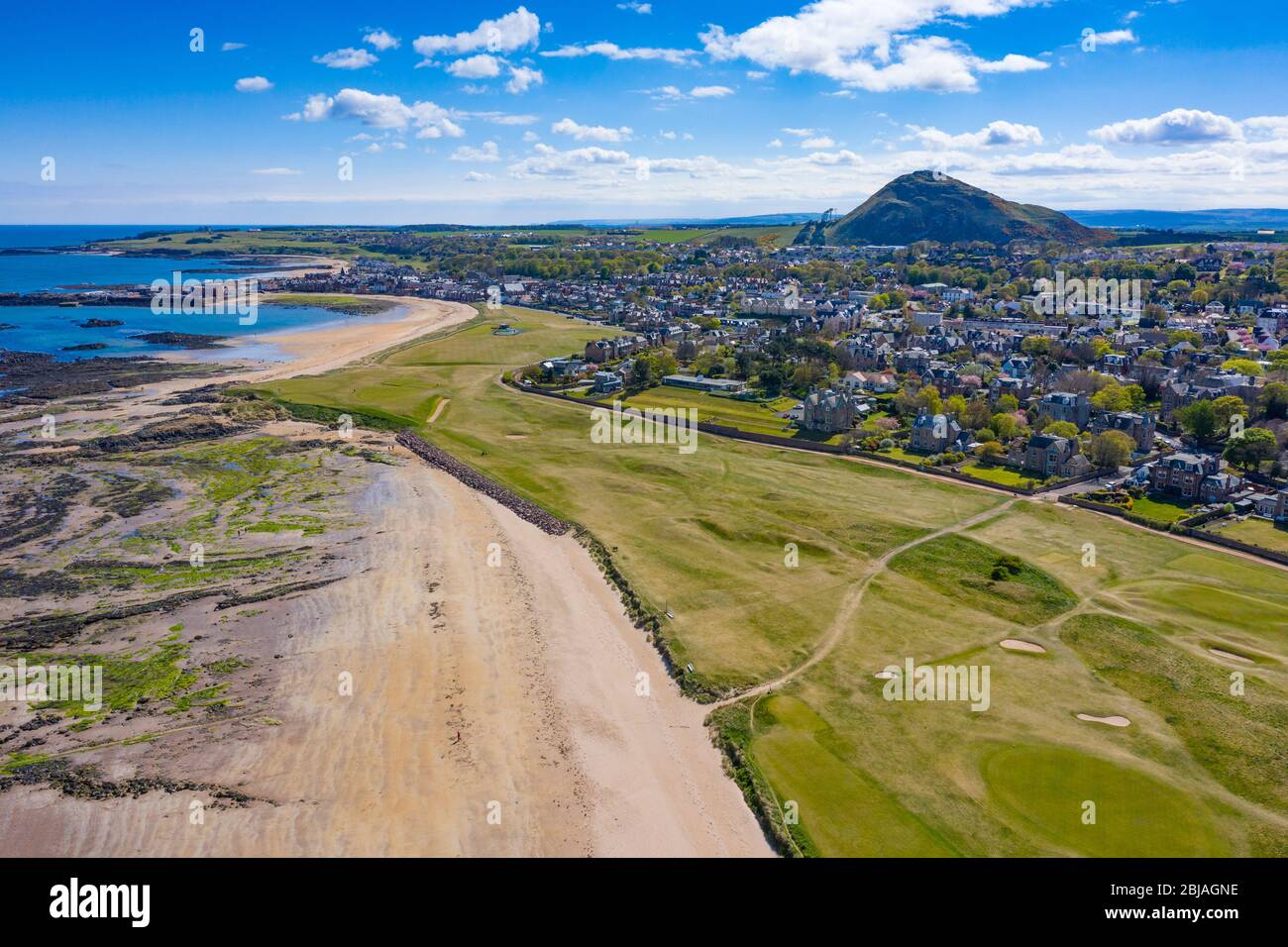 Vista aérea de la playa de North Berwick y del club de golf North Berwick, East Lothian, Escocia, Reino Unido Foto de stock