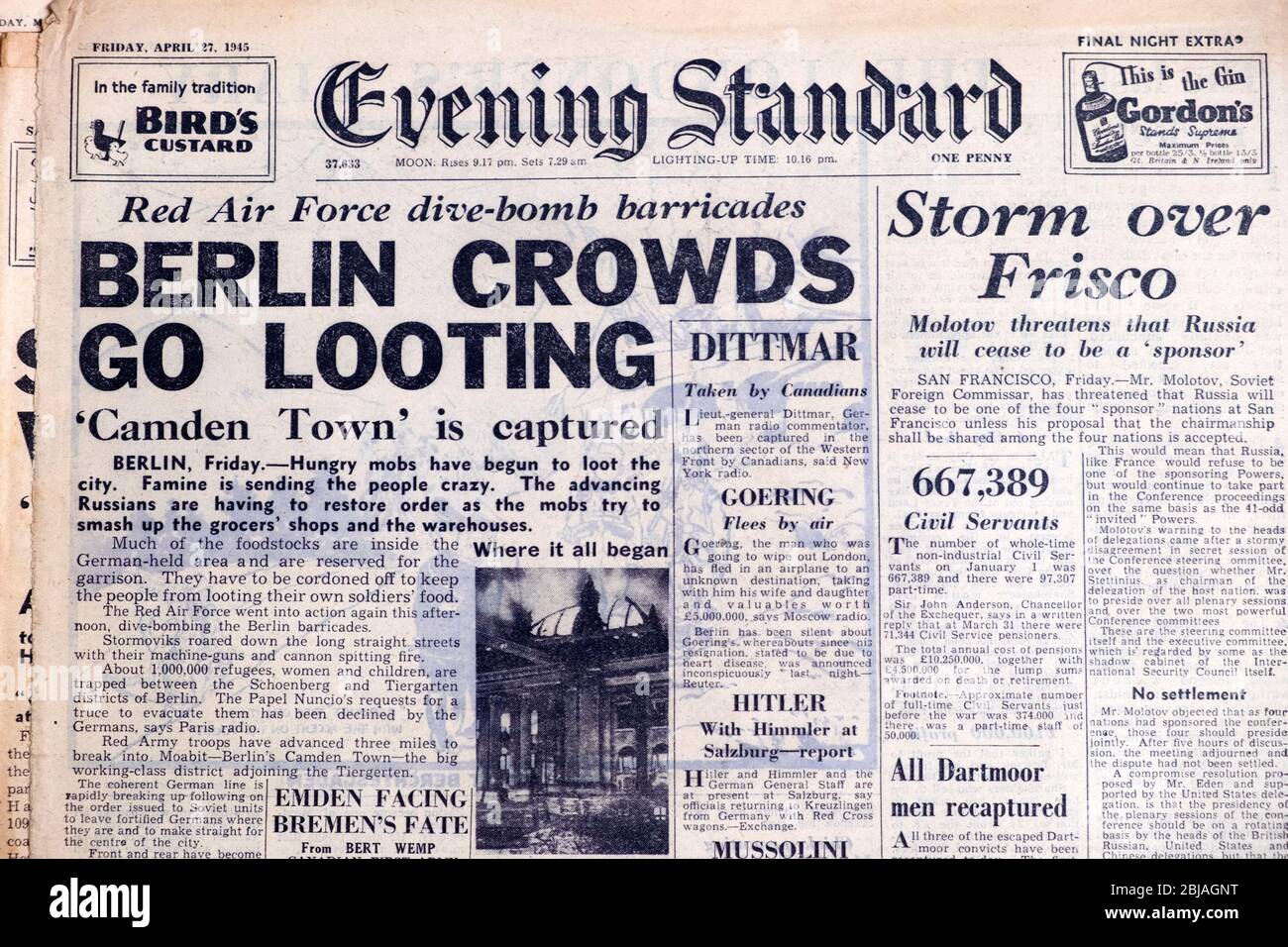 Título del periódico "Berlin Crowds Go saquing" "Camden Town is captred" "barricadas de bombas de buceo de la Red Air Force" 27 de abril de 1945 Londres Reino Unido Foto de stock