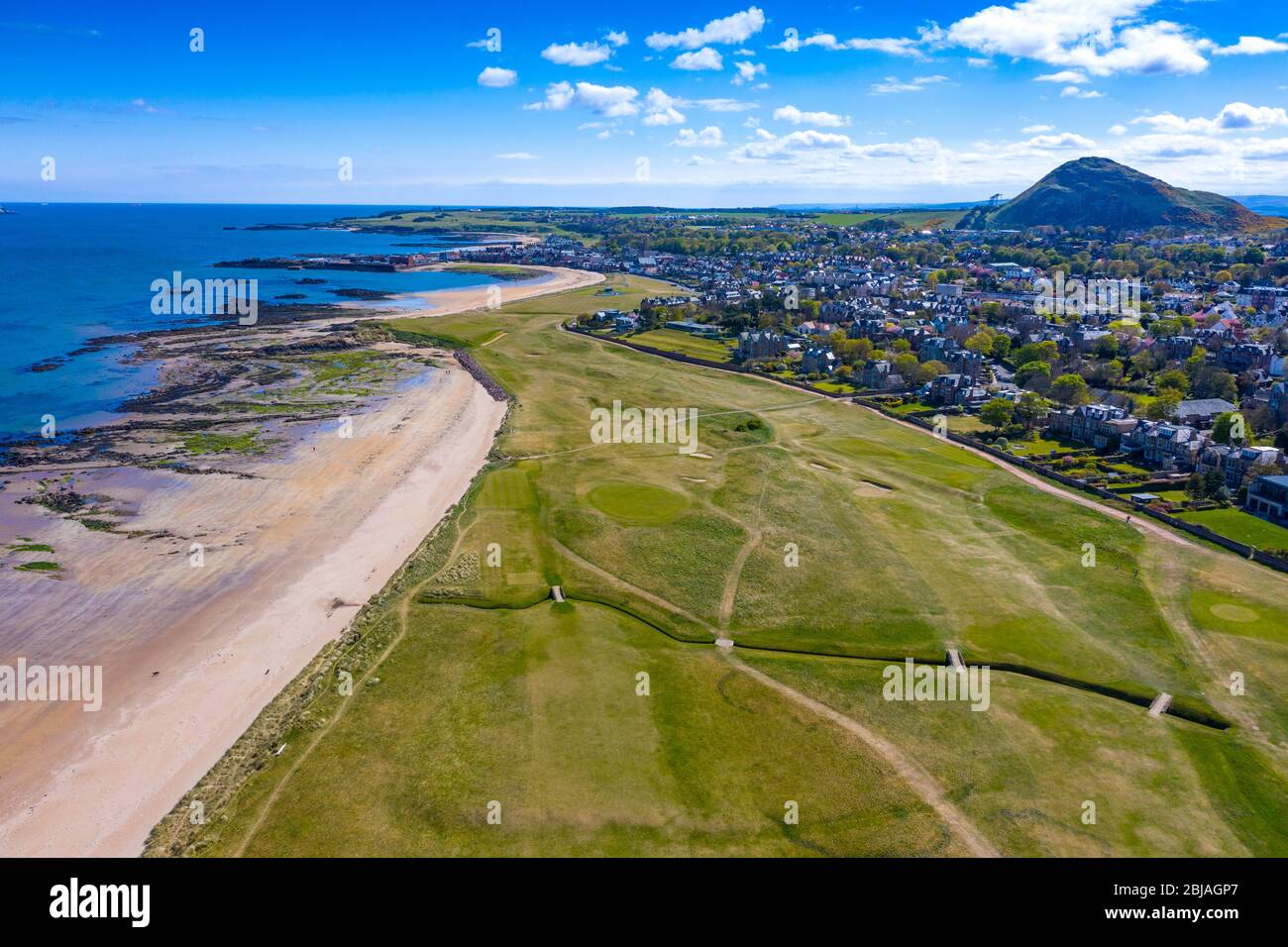 Vista aérea de la playa de North Berwick y del club de golf North Berwick, East Lothian, Escocia, Reino Unido Foto de stock