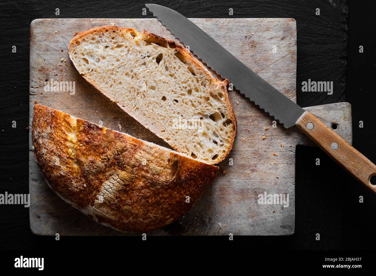 Hogar Cooking Pan casero de masa de levadura orgánica sobre fondo negro con espacio para copias Foto de stock