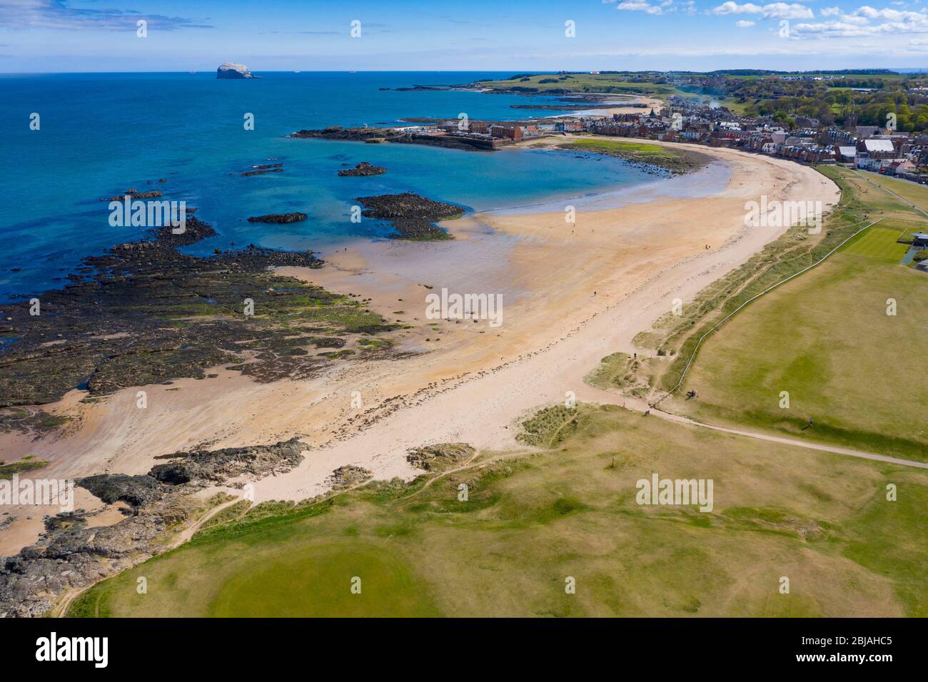 Vista aérea de la playa de North Berwick y del club de golf North Berwick, East Lothian, Escocia, Reino Unido Foto de stock