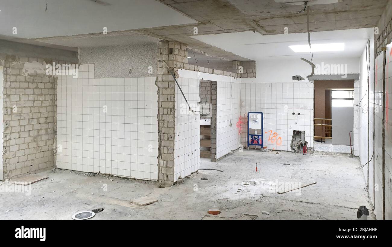 Renovación de las instalaciones sanitarias de una sala de deportes, Alemania Foto de stock