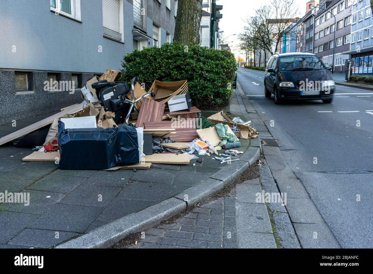 Basura ilegalmente desechada, en una acera, sin residuos voluminosos, en Bismarckstrasse en Essen, Alemania Foto de stock