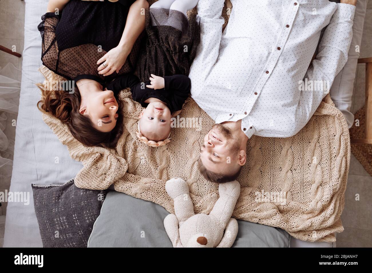 Hermosa Familia Joven Tumbada En La Cama En Casa Mama Papa Y Nina Vista Superior Dia De La Madre Del Padre Del Bebe Tiempo De Familia Fotografia De Stock Alamy