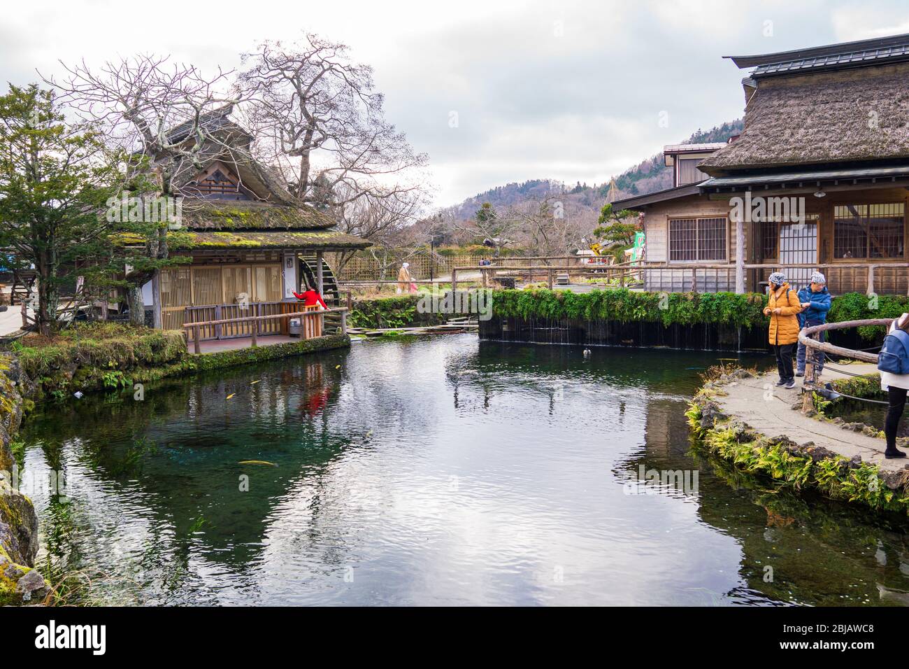 Oshino, Japón- 09Dec2019: Hakkai o ocho Meas, se refiere a las ocho piscinas de agua que son la atracción principal en Oshino Hakkai. Los visitantes pueden beber t. Foto de stock