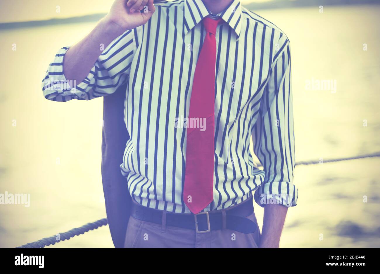 Hombre con camisa de rayas y corbata roja en el muelle Fotografía de stock  - Alamy